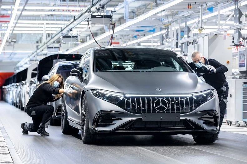 Dentro de alguns anos, Mercedes prevê linhas de produção apenas para veículos elétricos Dentro de alguns anos, Mercedes prevê linhas de produção apenas para veículos elétricos