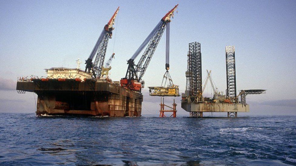Preço do petróleo sobe à medida que a UE corta importações russas Preço do petróleo sobe à medida que a UE corta importações russas