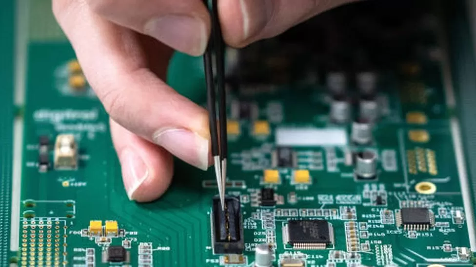 Ações de fabricantes de chips da Ásia caem após restrições dos EUA à China Ações de fabricantes de chips da Ásia caem após restrições dos EUA à China
