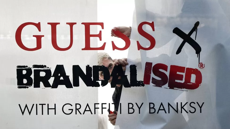 Banksy acusa a marca de roupas Guess de se “ajudar” em suas obras de arte