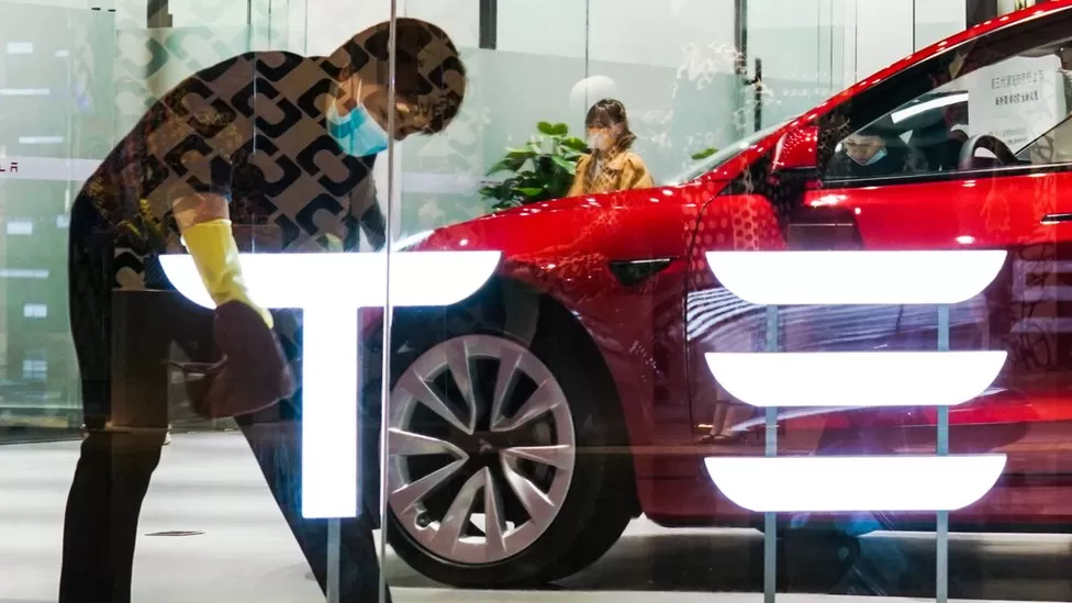 A Tesla cortou os preços de seus carros elétricos A Tesla cortou os preços de seus carros elétricos