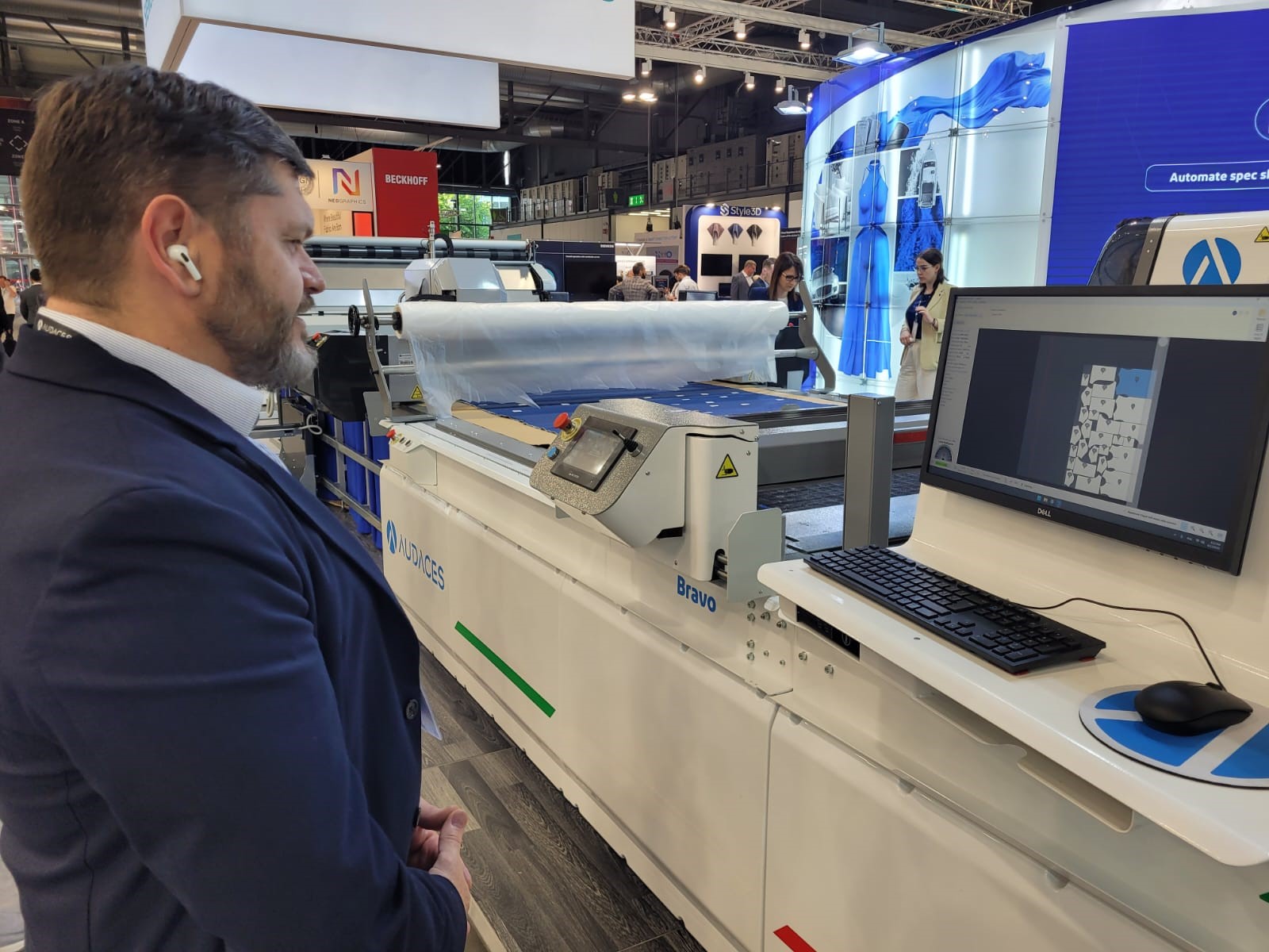 Audaces lança na ITMA primeira máquina de corte do mundo acionada com comando de voz Audaces lança na ITMA primeira máquina de corte do mundo acionada com comando de voz