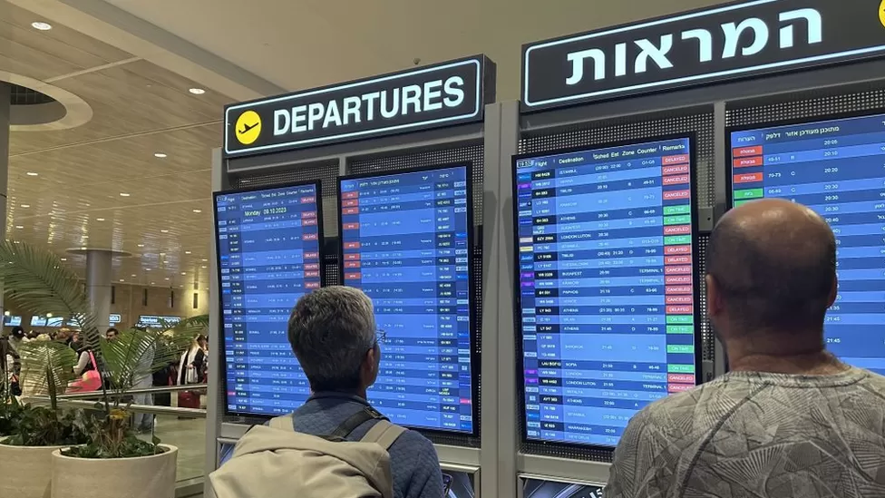 Companhias aéreas cancelam ou atrasam voos para Israel enquanto os combates continuam Companhias aéreas cancelam ou atrasam voos para Israel enquanto os combates continuam