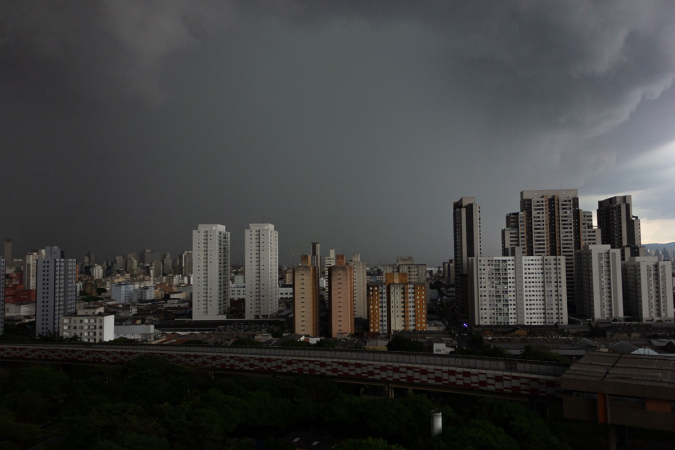 Setor de comércio e serviços perdeu R$ 1,3 bilhão em faturamento bruto por causa do apagão na cidade de SP Setor de comércio e serviços perdeu R$ 1,3 bilhão em faturamento bruto por causa do apagão na cidade de SP