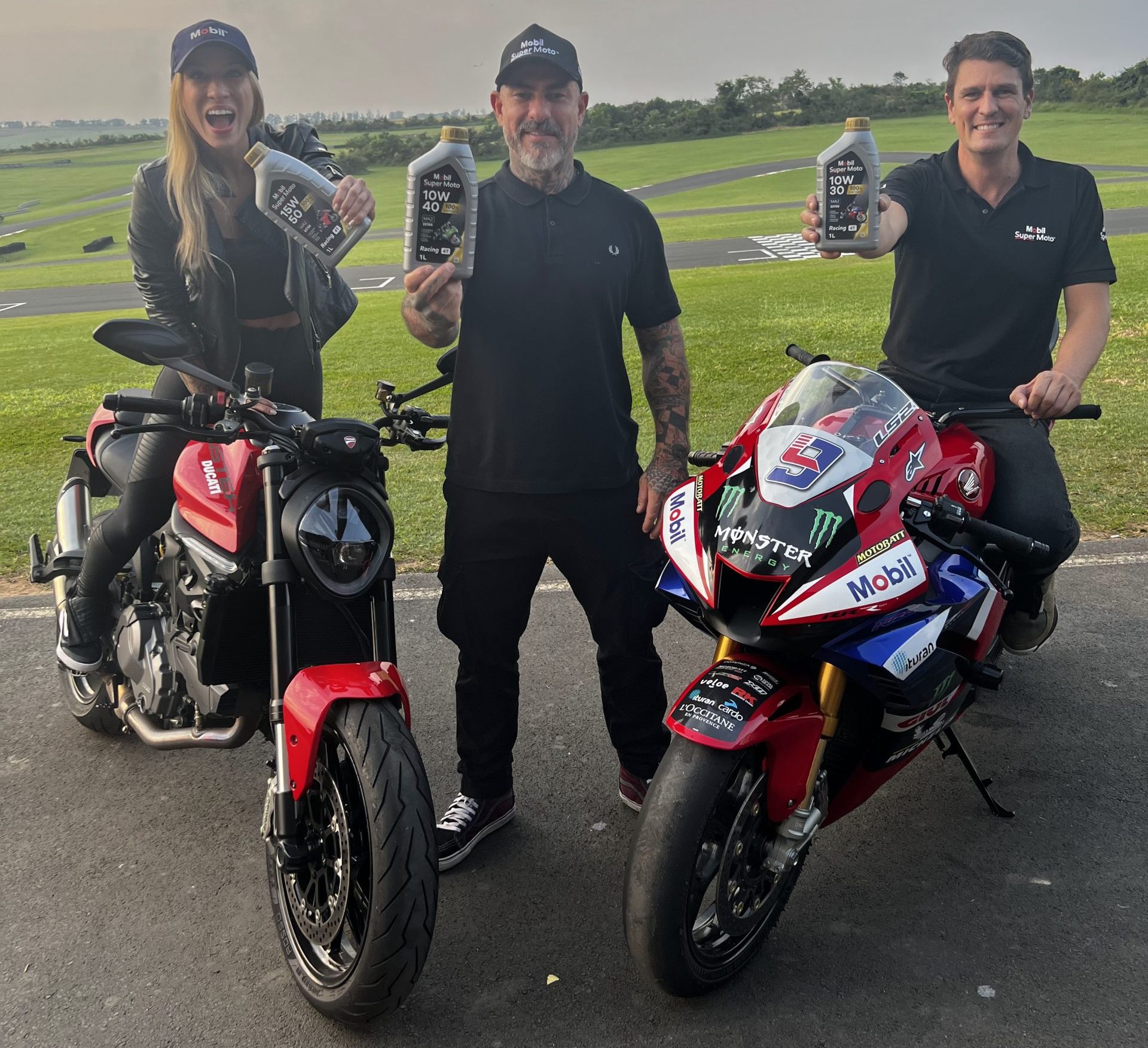 Os lubrificantes Mobil™ apresentam a mais recente linha de lubrificantes 100% sintética para motos de alta cilindrada Os lubrificantes Mobil™ apresentam a mais recente linha de lubrificantes 100% sintética para motos de alta cilindrada