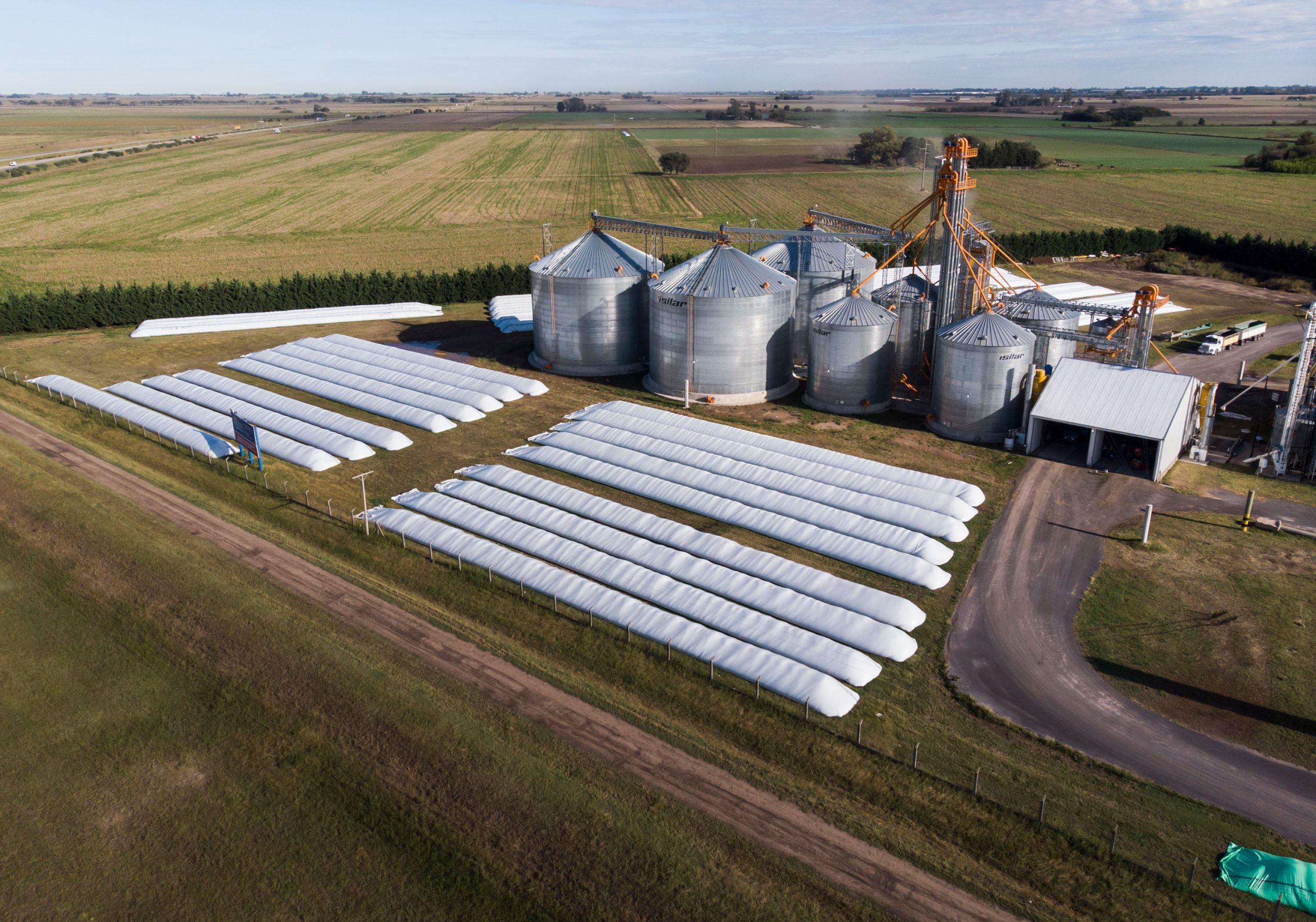 Produtor rural investe em silo-bolsa para armazenar safra e superar gargalo logístico Produtor rural investe em silo-bolsa para armazenar safra e superar gargalo logístico