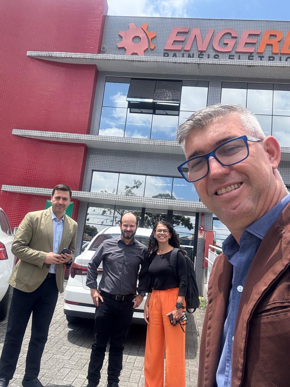 Fabricante curitibana recebe equipe internacional para discutir inovações em média tensão industrial Fabricante curitibana recebe equipe internacional para discutir inovações em média tensão industrial
